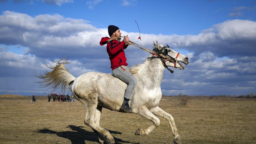 Un homme monte à cheval lors des célébrations de l'Épiphanie dans le village de Pietrosani, en Roumanie.