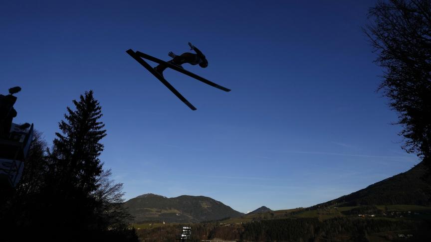 L'Autrichien Michael Hayboeck s'élance dans les airs lors d’un tournoi de saut à ski à Bischofshofen, en Autriche.
