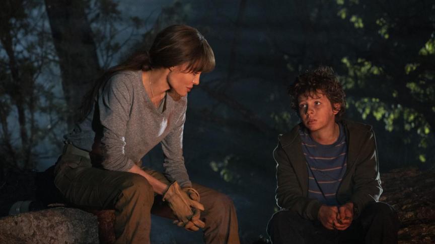 Hannah (Angelina Jolie) vient en aide à Connor (Finn Little), un garçon traqué et en danger.