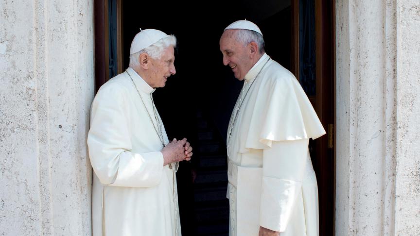Benoît XVI (à g.) et François en grande discussion.