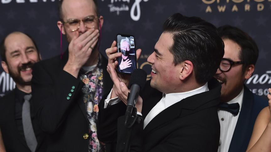 Jamie Lee Curtis au téléphone avec Jonathan Wang, lauréat du prix du meilleur film pour «Everything Everywhere All at Once», lors de la 28e cérémonie annuelle des Critics Choice, le dimanche 15 janvier 2023, à Los Angeles.