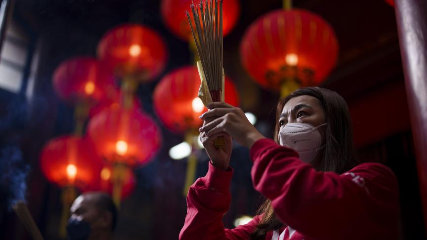 Une Chinoise prie le premier jour du Nouvel An lunaire dans un temple de Kuala Lumpur, en Malaisie.