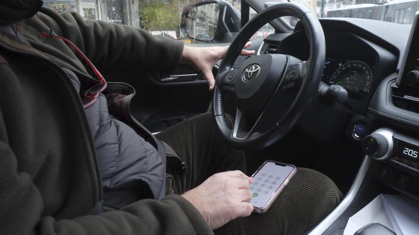 Environ quatre conducteurs sur dix disent consulter leur téléphone au volant simplement par réflexe.