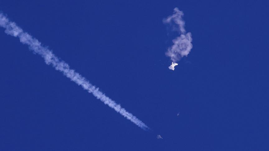 La chute du ballon espion chinois présumé par le missile d'un avion de chasse F-22 a créé un spectacle pour les touristes aux États-Unis.