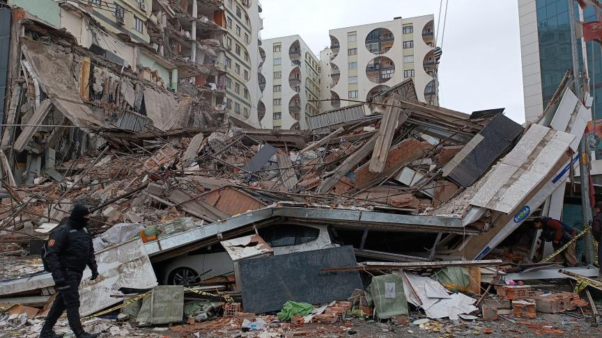 Les équipes de secours tentent d'atteindre les résidents piégés à l'intérieur des bâtiments effondrés dans le sud-est de la Turquie.