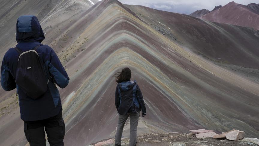 Les touristes visitent la montagne «arc-en-ciel» à Cusipata, au Pérou.