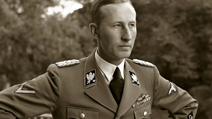 Depuis 1939, Reinhard Heydrich dirige l'Office central de la sécurité du Reich, le RSHA, une organisation regroupant la Gestapo (la police politique), le Sicherheitsdienst (le SD, l'agence de sécurité du Parti nazi) et la Kripo (la police criminelle). Un sombre personnage impliqué dans tous les coups tordus.