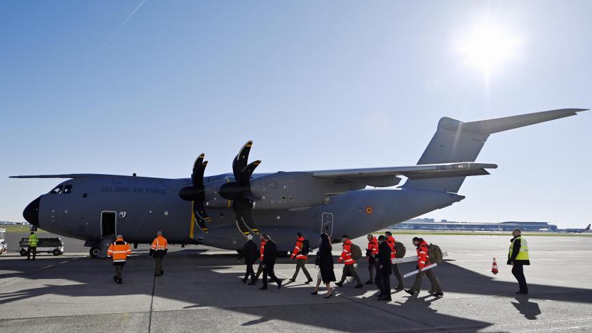 A l’aéroport de Melsbroek ce mercredi, le groupe de reconnaissance de B-Fast embarque dans un A400M de la Défense chargé de matériel.
