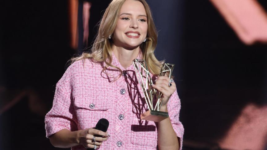 Angèle remporte la Victoire de l’artiste féminine de l'année à la 38ème édition des Victoires de la Musique.
