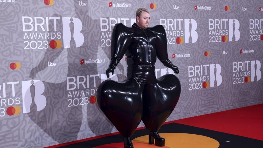 Sam Smith pose pour les photographes à son arrivée aux Brit Awards 2023 à Londres, samedi 11 février 2023.