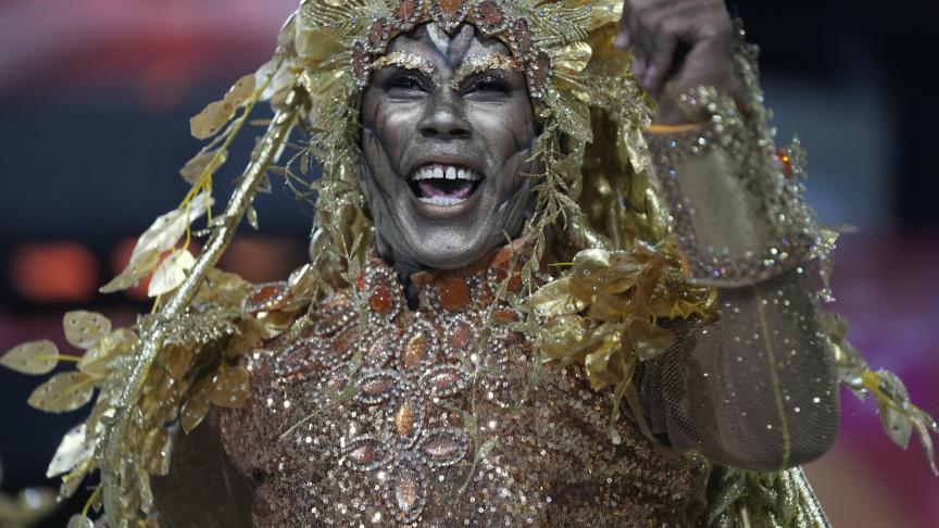Un artiste de l'école de samba «Mocidade» défile au carnaval de Rio de Janeiro, au Brésil.
