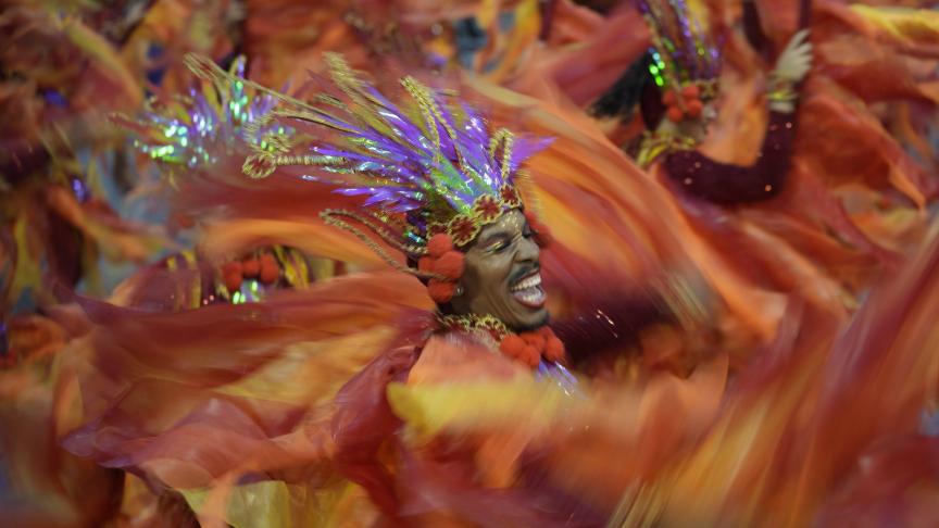 Un danseur de l'école de samba «Dragoes da Real» se produit lors d'un défilé de carnaval à Sao Paulo, au Brésil.