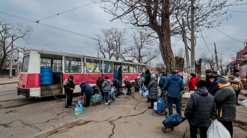 La population peut s’approvisionner en eau à des endroits stratégiques dans Mykolaïv.