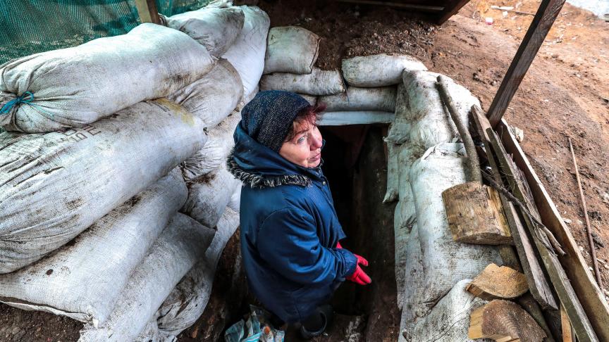 Dans le jardin de Liuba dans le village de Zorya, un bunker a été creusé par les soldats ukrainiens.