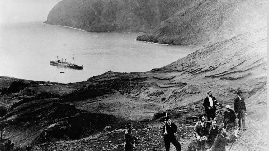L’île «Robinson Crusoé», située dans l’océan Pacifique. Photo prise entre 1890 et 1922, provenant de la collection de Frank et Frances Carpenter.