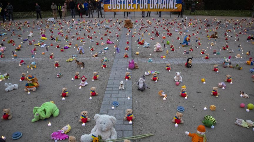 Action symbolique avec le dépôt de milliers d'ours en peluche et de jouets représentant les milliers d'enfants enlevés à la suite de la guerre en Ukraine.