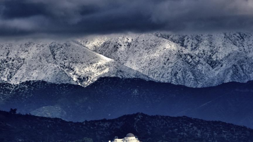 Nuages d'orage et neige au-dessus de la montagne San Gabriel.