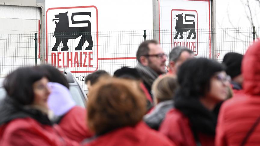 Ce mardi matin, devant le siège de Delhaize à Zellik, environ 300 travailleurs sont venus protester contre le plan de mise en franchise des supermarchés en gestion propre du Lion.