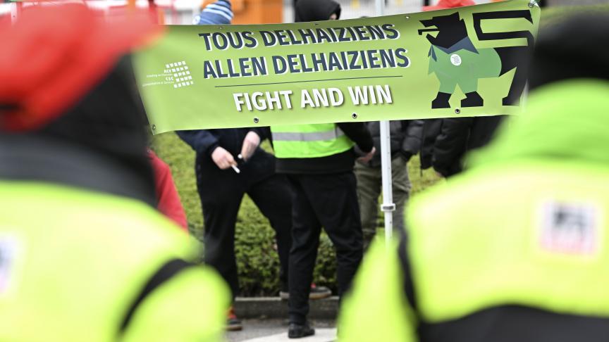 Ils étaient 300 membres du personnel de Delhaize à protester devant le siège de Zellik, ce mardi matin, alorsqu’à l’intérieurse tenait un nouveau conseil d’entreprise extraordinaire infructueux.