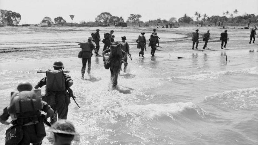 La première vague des troupes d’assaut (71 e  brigade d’infanterie indienne) débarque sur l’île de Ramree, en janvier 1945.