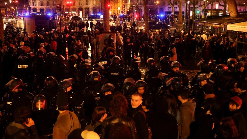 Les manifestants étaient encore nombreux à Paris dans la nuit de jeudi à vendredi.