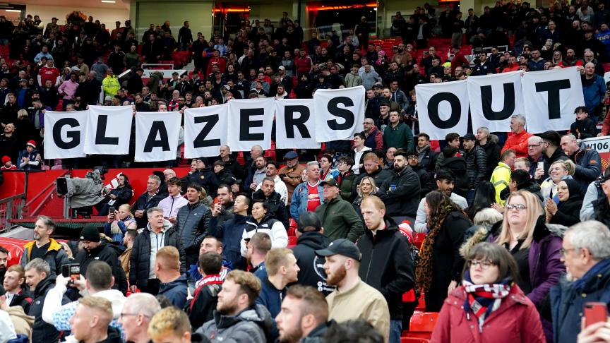Des supporters de Manchester United manifestent leur mécontentement à l’égard des propriétaires de leur club, en avril 2022.
