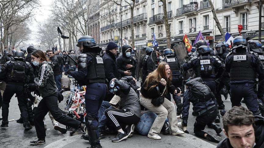 L’ampleur de l’usage de la force par les policiers français, déjà questionnée lors des manifestations des gilets jaunes, interpelle désormais bien au-delà des associations classiques.