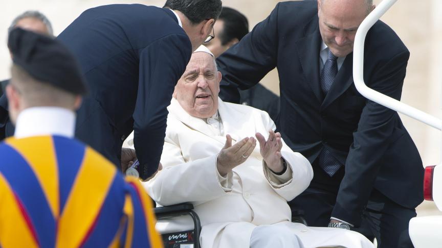 Lors de l’audience générale place Saint-Pierremercredi, le pape était apparu fatigué et douloureux.