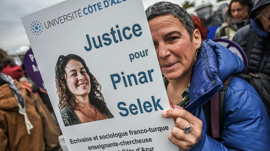 Une manifestation en faveur de Pinar Selek devant le tribunal à Istanbul.