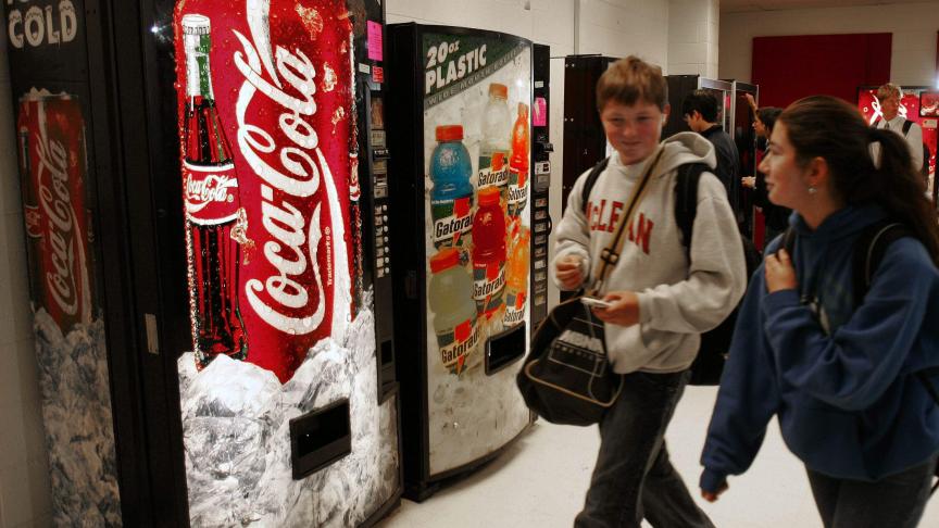 Cela fait longtemps que Coca-Cola n’arbore plus son logo et ses couleurs sur ses distributeurs dans les écoles. L’étape suivante, c’est le retrait pur et simple de ces automates.