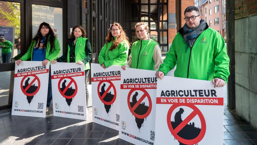 Mardi, des dizaines d’agriculteurs avaient rejoint Namur et leservice public de Wallonieen tracteur pour faire part de leur mécontentement face aux mesures anti-érosion.