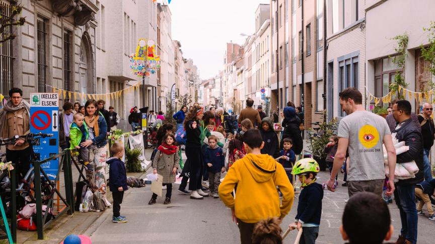 Conscients des risques que représente la pollution de l’air pour leurs enfants, de nombreux parents se sont mobilisés auprès de plusieurs écoles vendredi dernier à Bruxelles.