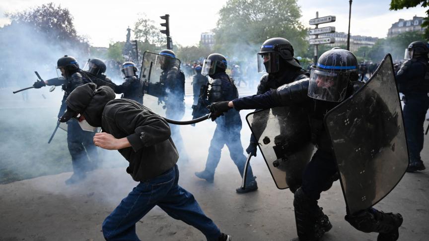 Un manifestant frappé par un policier en marge de la manifestation du 1er Mai à Paris.