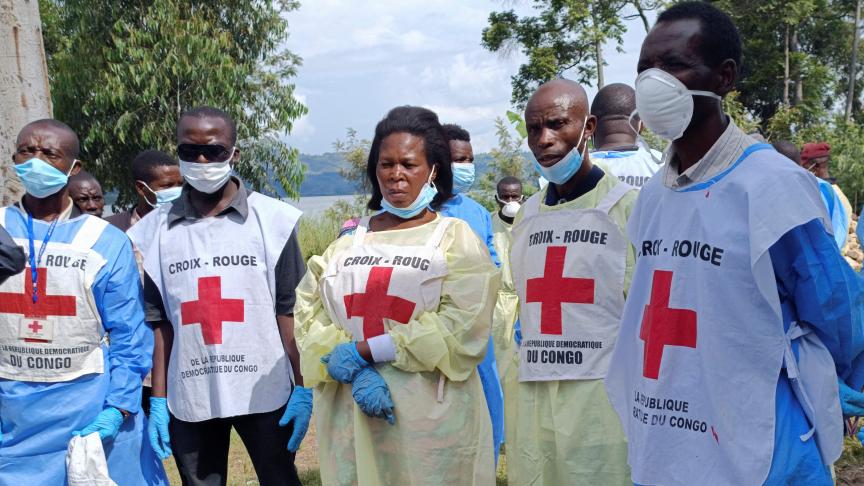 Des membres de la Croix-Rouge et des volontaires lors d’un briefing.