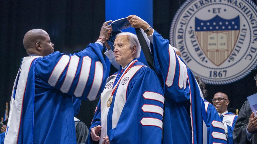 58 ans après Lyndon Johnson, Joe Biden vient lui aussi de recevoir un doctorat honorifique à la Howard University. Dans son discours, le président américain a affirmé que « le suprémacisme blanc constitue la menace terroriste la plus dangereuse à laquelle l’Amérique est confrontée ».