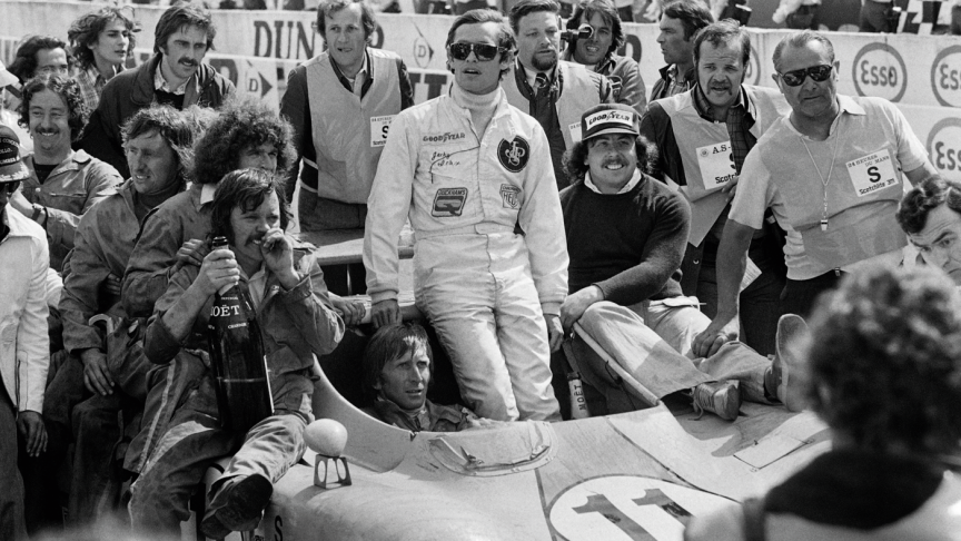 Jacky Ickx a marqué l’histoire des 24 Heures du Mans, empochant 6 victoires. Il est photographié debout après sa première place de 1975. Son coéquipier Derek Bell est assis dans la voiture.