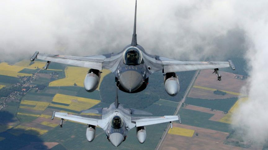 Deux F-16 roumains patrouillent dans le ciel Lituanien.