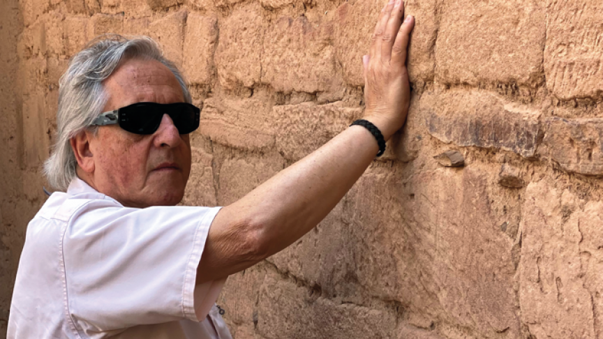 Quand il voyage, comme ici en Arabie saoudite, Gilbert Montagné aime tâter les lieux qu’il visite, pour s’en imprégner. «Quand je touche des murs antiques par exemple, je ressens les âmes qui ont traversé les époques, qui ont vécu dans ces pierres.»