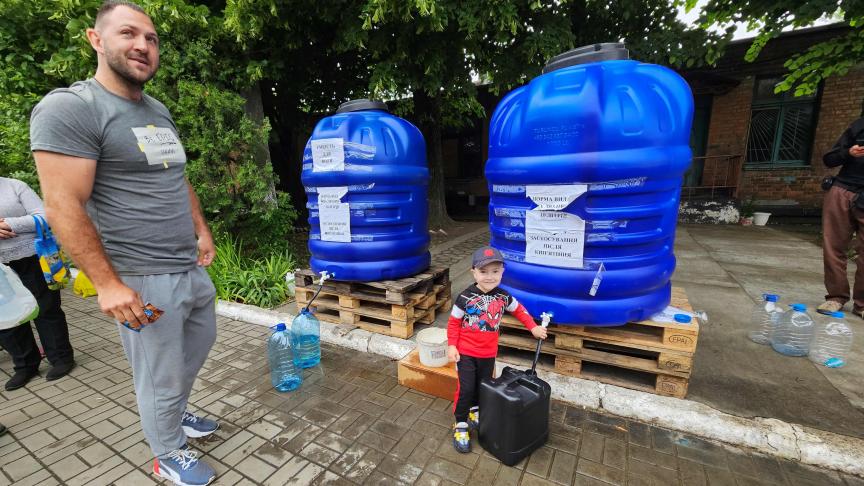 En Nikopol, el agua potable es suministrada por camiones cisterna que ingresan a la ciudad dos veces al día y llenan tanques de plástico azul.
