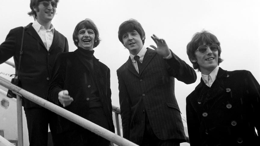 Photo datée du 11 août 1966 des Beatles. John Lennon, Ringo Starr, Paul McCartney et George Harrison ( de gauche à droite) alors qu’ils montaient à bord d’un avion à Londres.