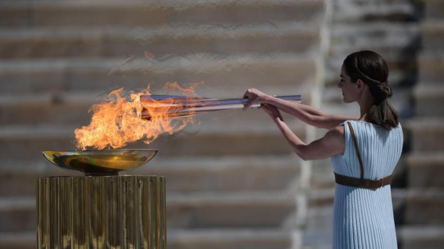 JO Paris 2024 : comment devenir porteur de la flamme olympique ?