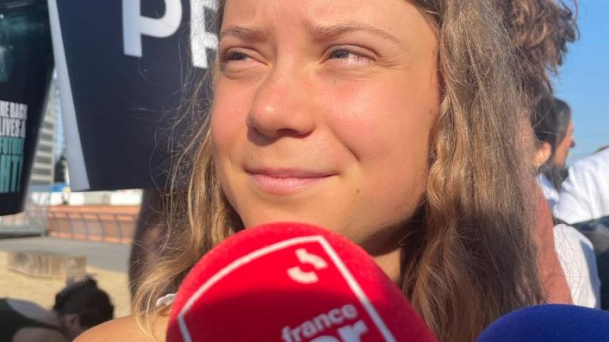 Greta Thunberg, aux portes du Parlement européen, ce matin.