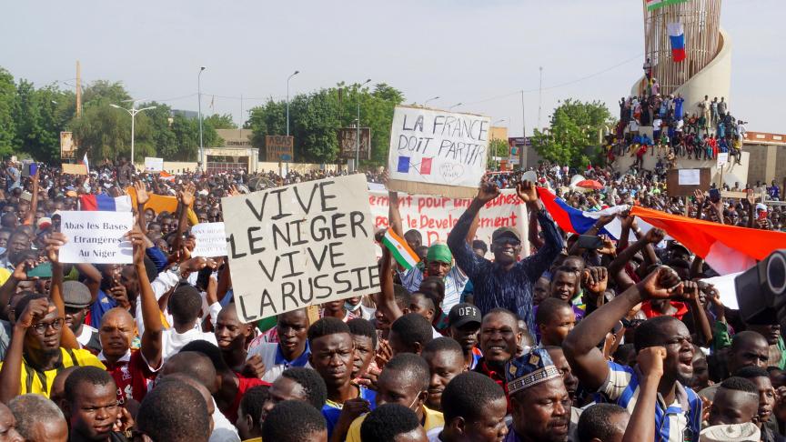 Des milliers de personnes ont manifesté devant l’ambassade de France.