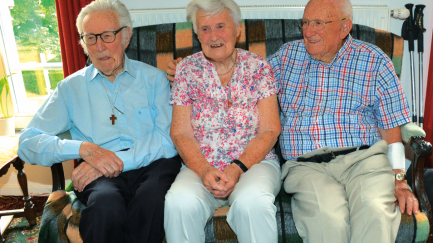 De gauche à droite: Luc (102 ans), Paulette (100) et Pierre (104) sont frères et sœur. Les deux premiers habitent ensemble, mais ils retrouvent toujours avec beaucoup de plaisir leur aîné aux réunions de famille.