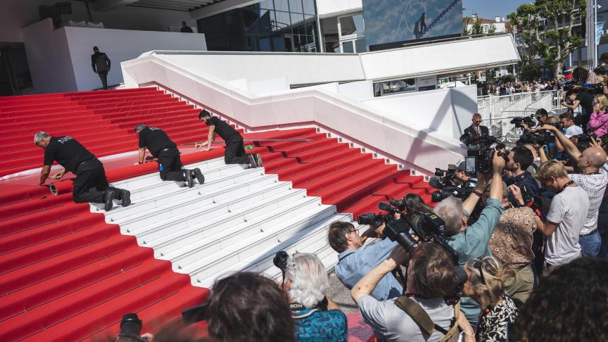 La mise en place du célèbre tapis rouge du Festival de Cannes est un événement en soi.