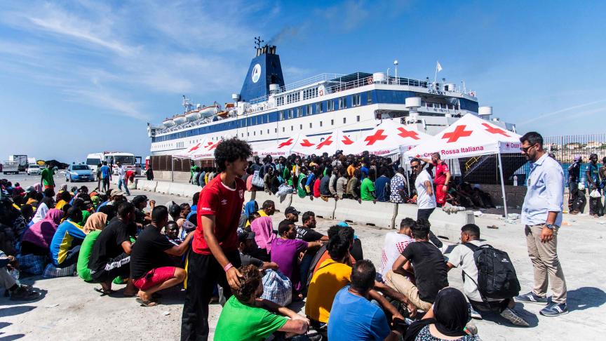 Le camp d’enregistrement des migrants de Lampedusa, dont la capacité est d’environ 400 places, se voit complètement dépassé.