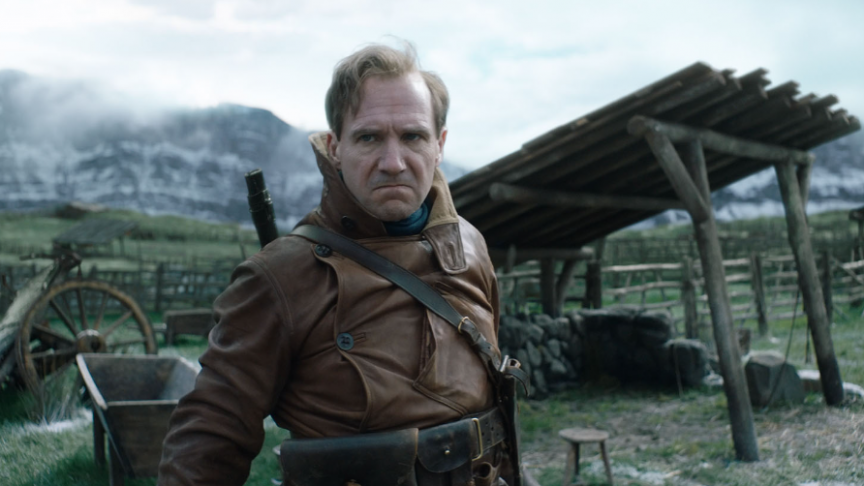 Autour du duc d’Oxford (Ralph Fiennes), le film retrace les origines de l’agence « Kingsman ».