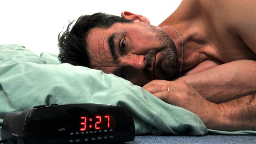 Insomniac man unable to sleep | Homme insomniaque n'arrivant pas à trouver le sommeil 16/11/2012