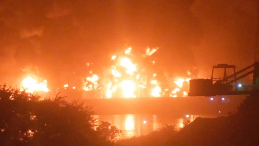 Guinée : impressionnant incendie à la suite d'une explosion massive d'un  terminal pétrolier (photos et vidéos) - Le Soir