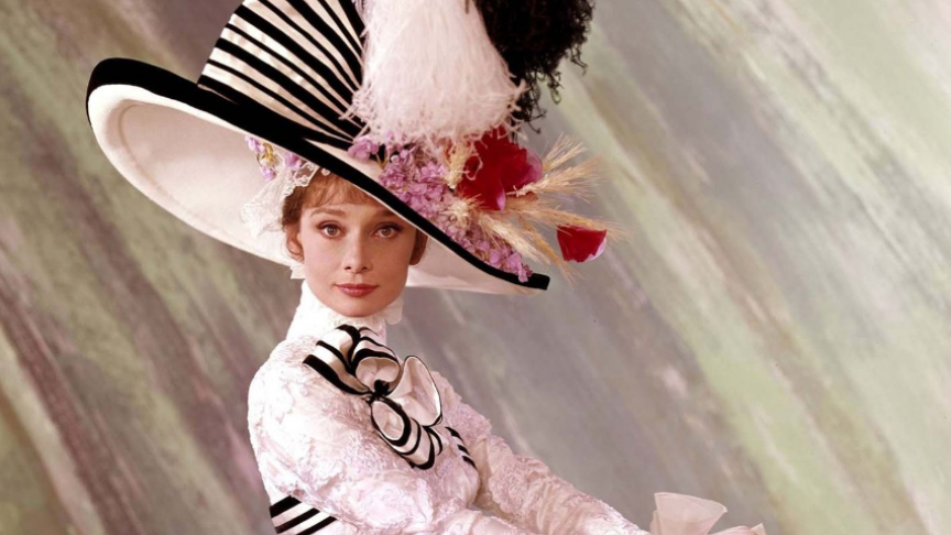 Audrey Hepburn dans le rôle d’Eliza Doolittle, incarnée par Julie Andrews dans la comédie musicale.